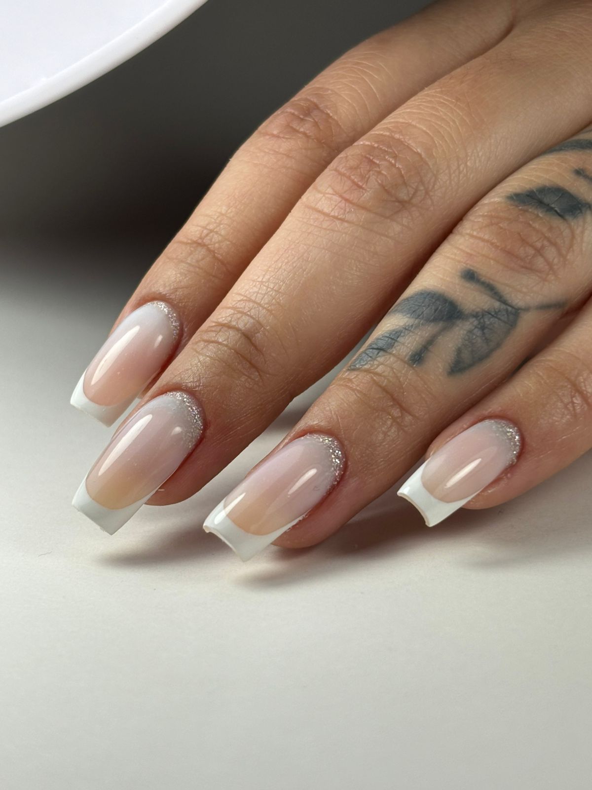Foto del servicio MANICURE  O  PEDICURE SEMIPERMANENTE CON FRANCÉS