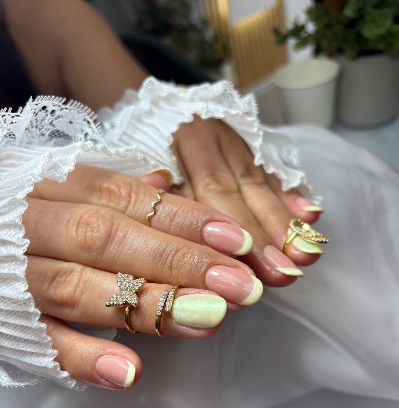 Foto del servicio MANICURE  O  PEDICURE SEMIPERMANENTE CON DISEÑÓ