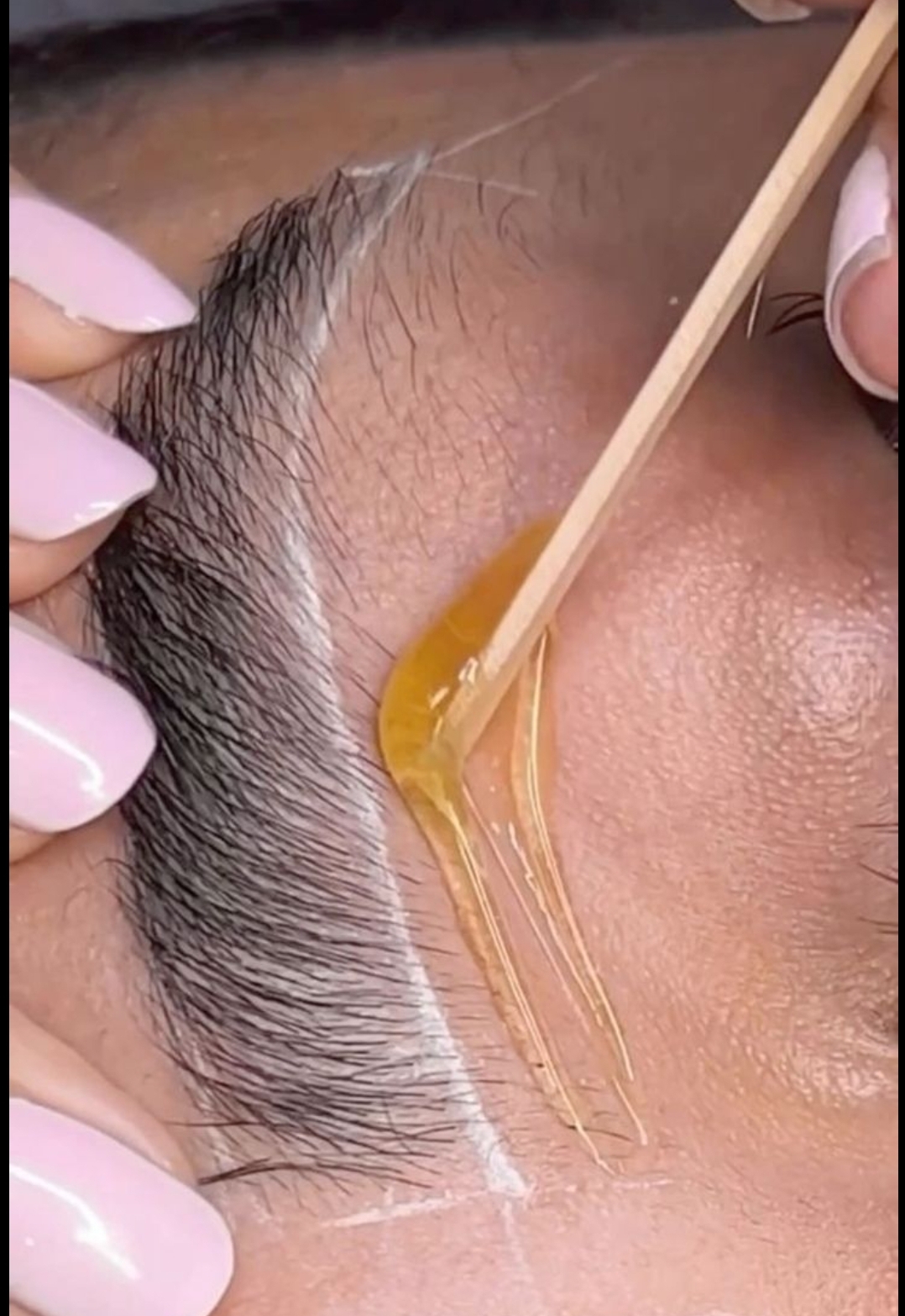 Foto del servicio Depilación de cejas en cera