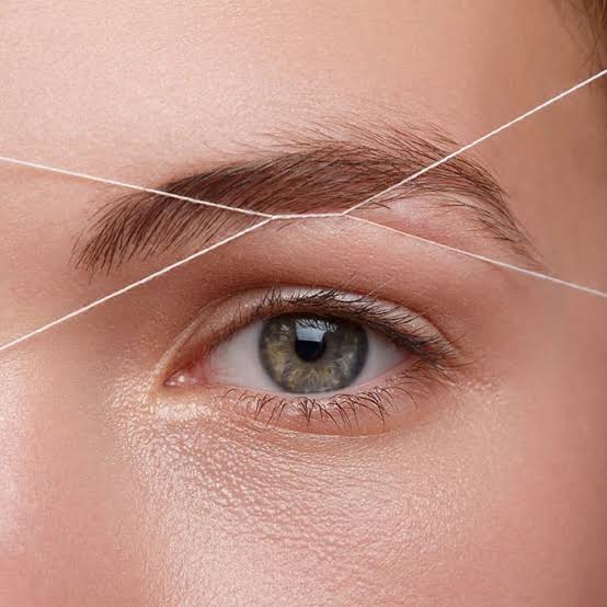Foto del servicio Cejas con hilo limpieza