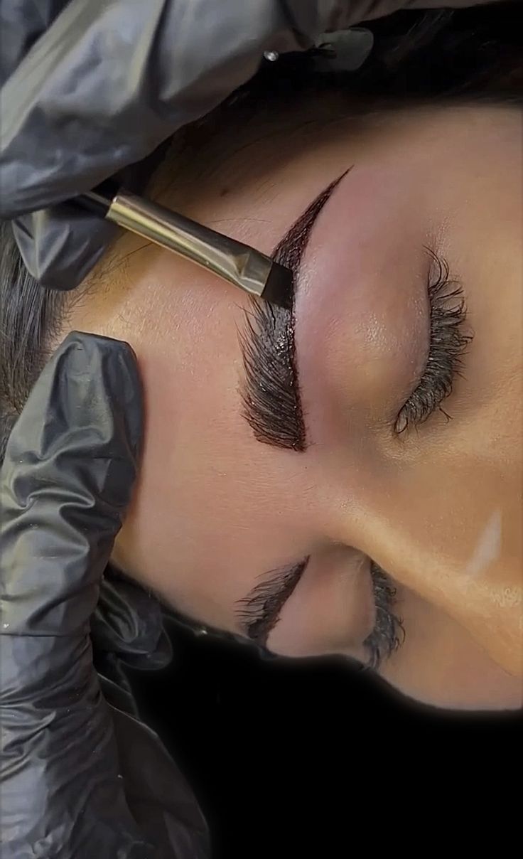 Foto del servicio Sombreado de cejas con henna