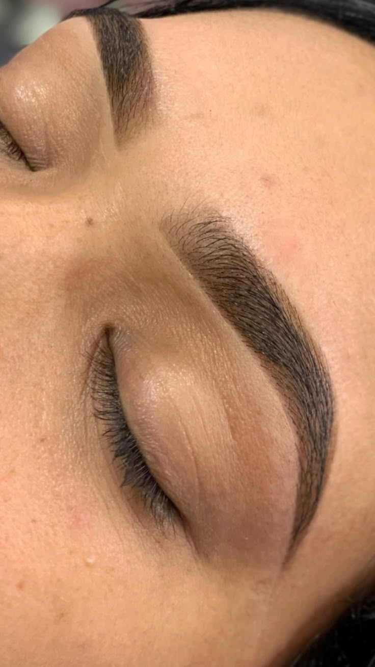 Foto del servicio Sombreado de cejas con henna