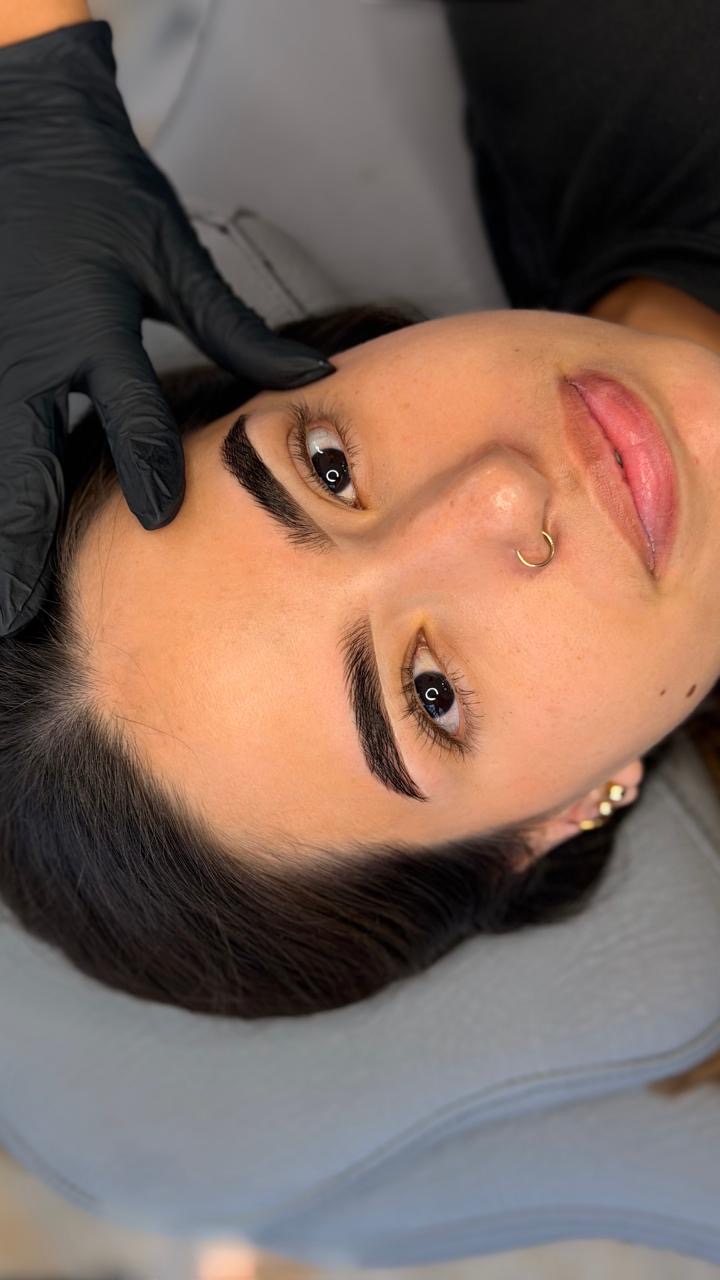 Foto del servicio Diseño de cejas y aplicación de henna