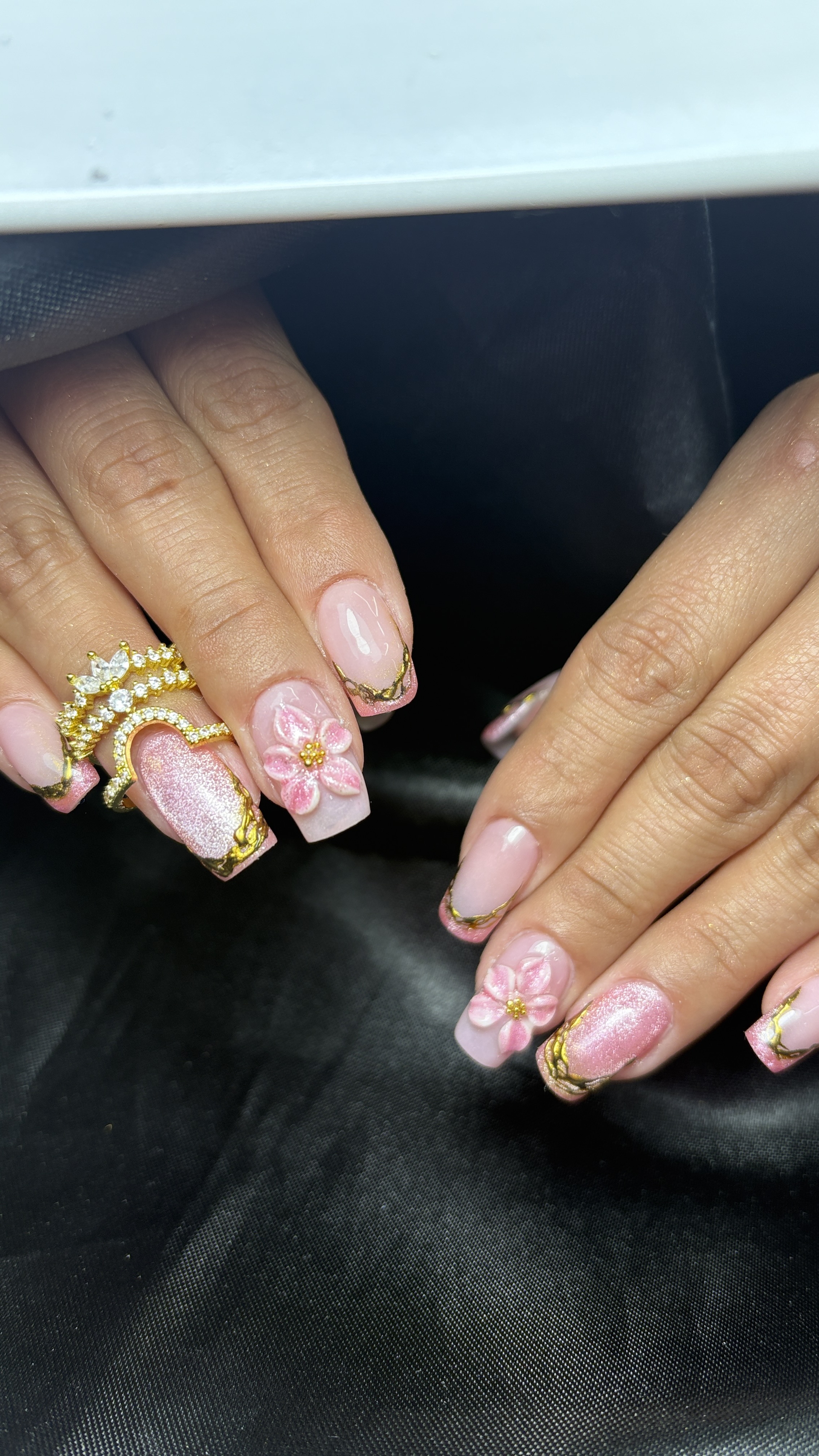 Foto del servicio Manicure semi diseño en varias uñas