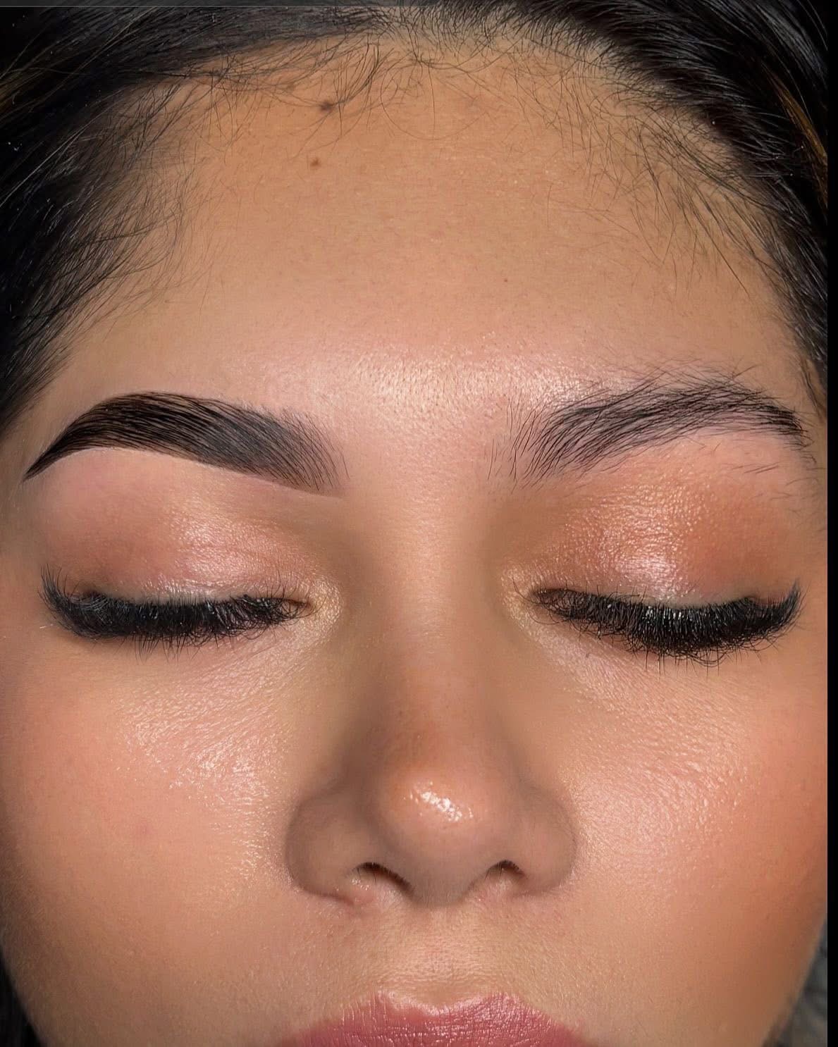Foto del servicio Cejas henna depilación y diseño