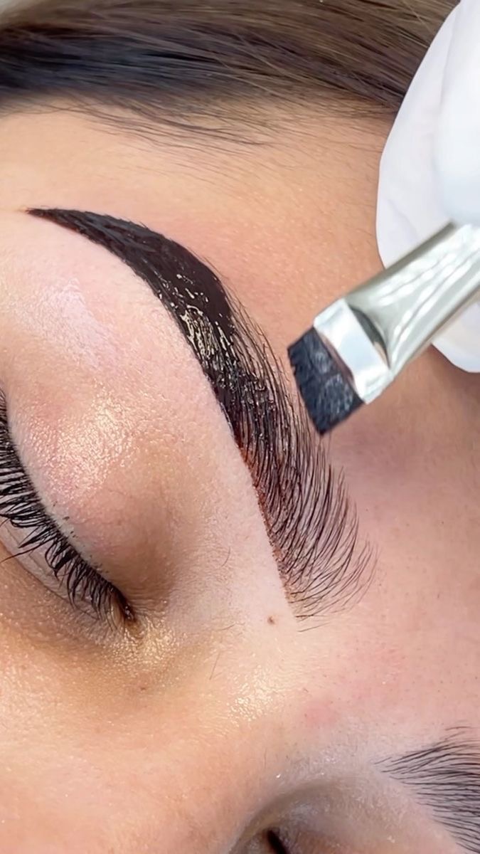 Foto del servicio Diseño de cejas + Henna + Depilación en cera