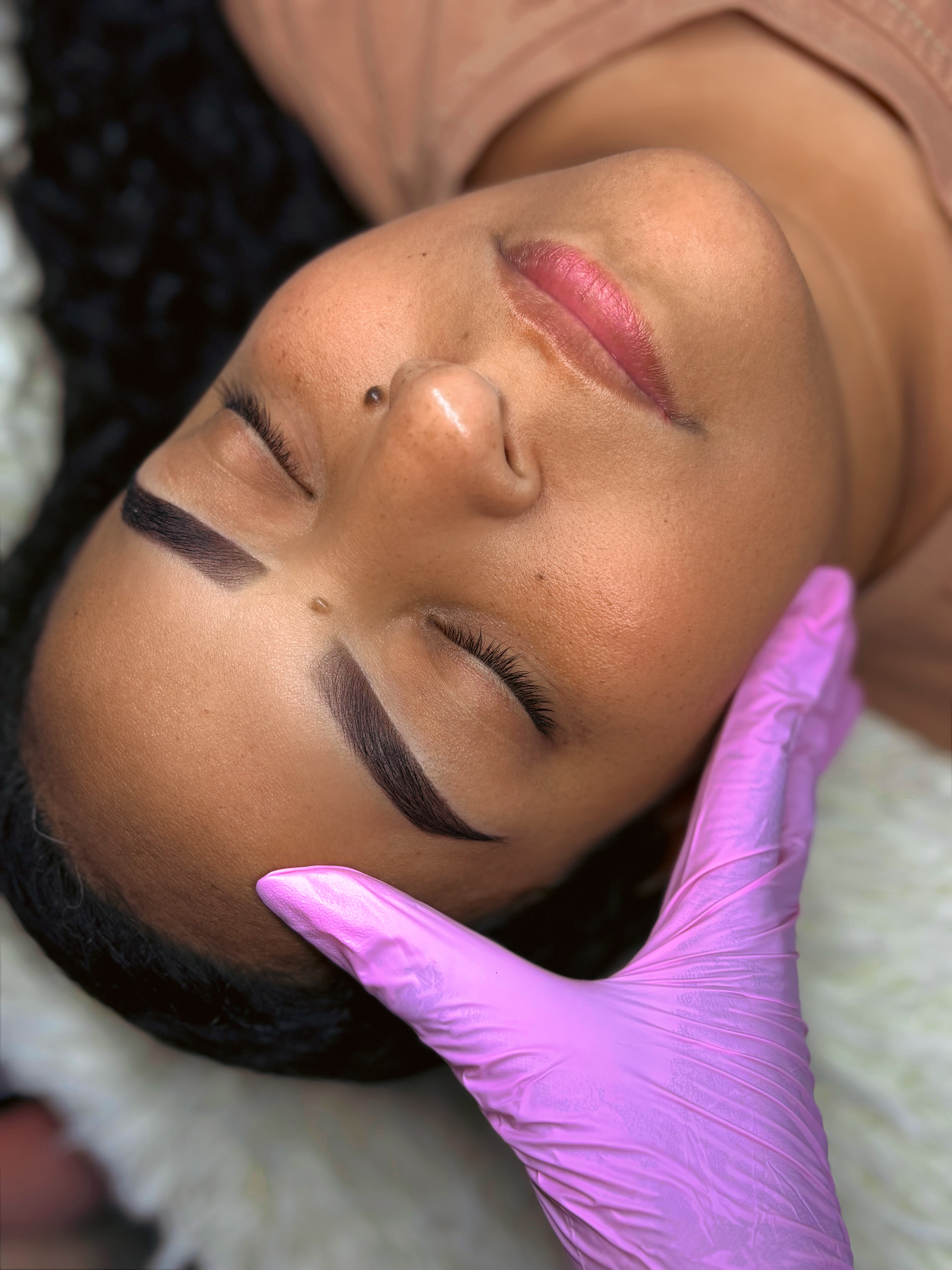 Foto del servicio Diseño de cejas y aplicación de henna