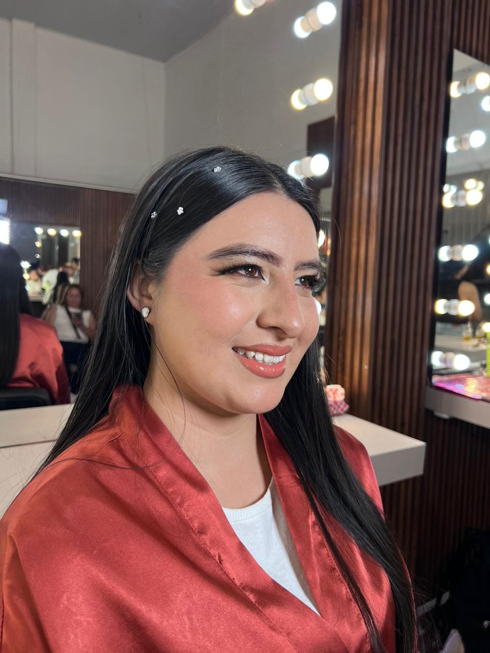 Foto del servicio Maquillaje Grado y Peinado